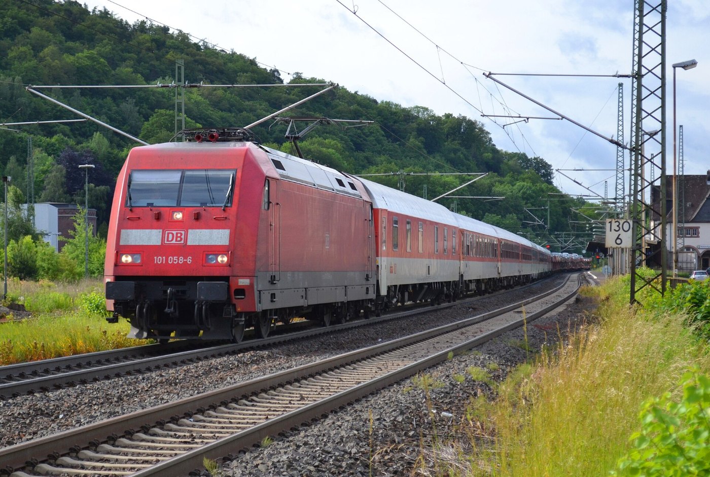 101 058 6 mit Autoreisezug AZ 1357 in Herborn