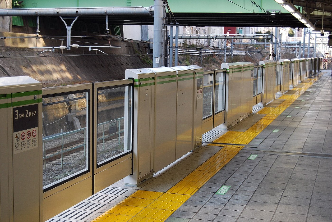 Meguro station Platform screen doors