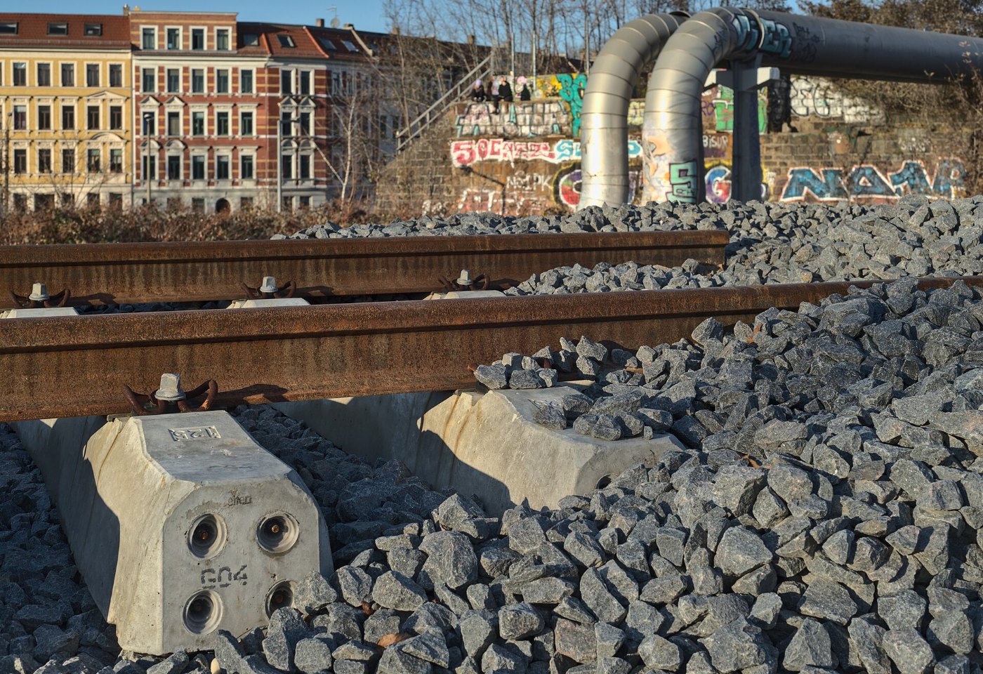 Bauende eines neuen Streckenabschnittes mit Betonschwellen