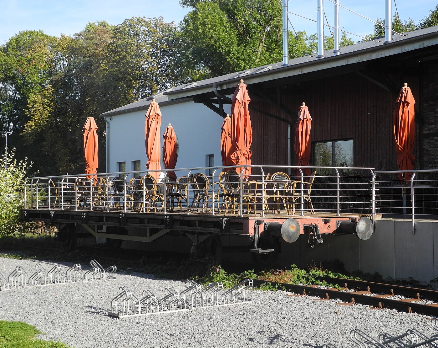 Heiligenhaus, PRN, Bahnhof, Güterschuppen, davor Güterzug Flachwagen