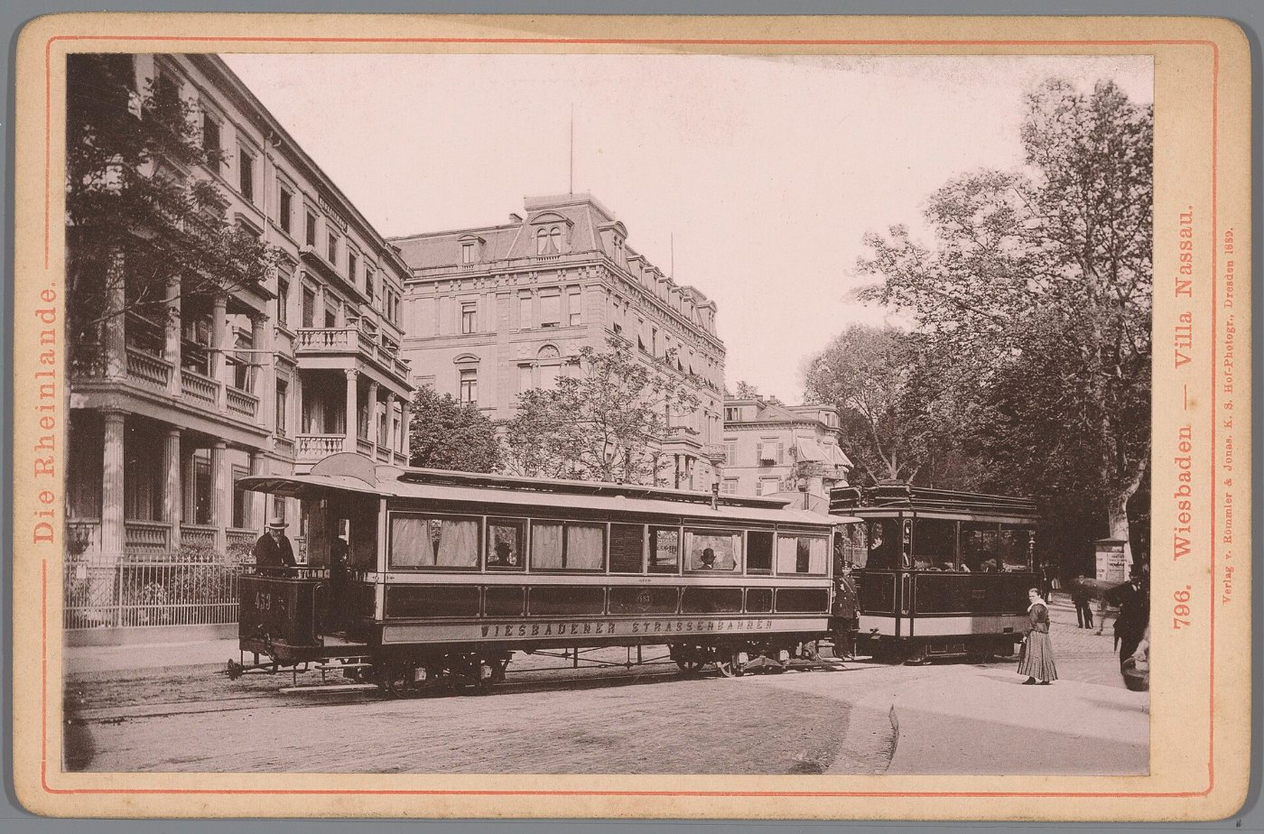 Gezicht op een straat is Wiesbaden met een tram Wiesbaden Villa Nassau (