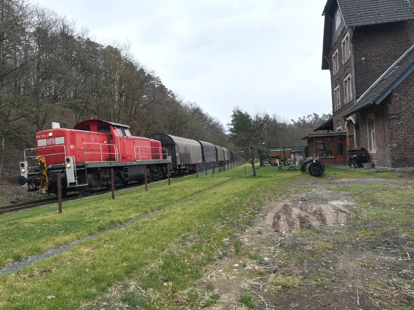 Güterzug im Bahnhof Seifen Westerwald 2020 02 22 Frontansicht