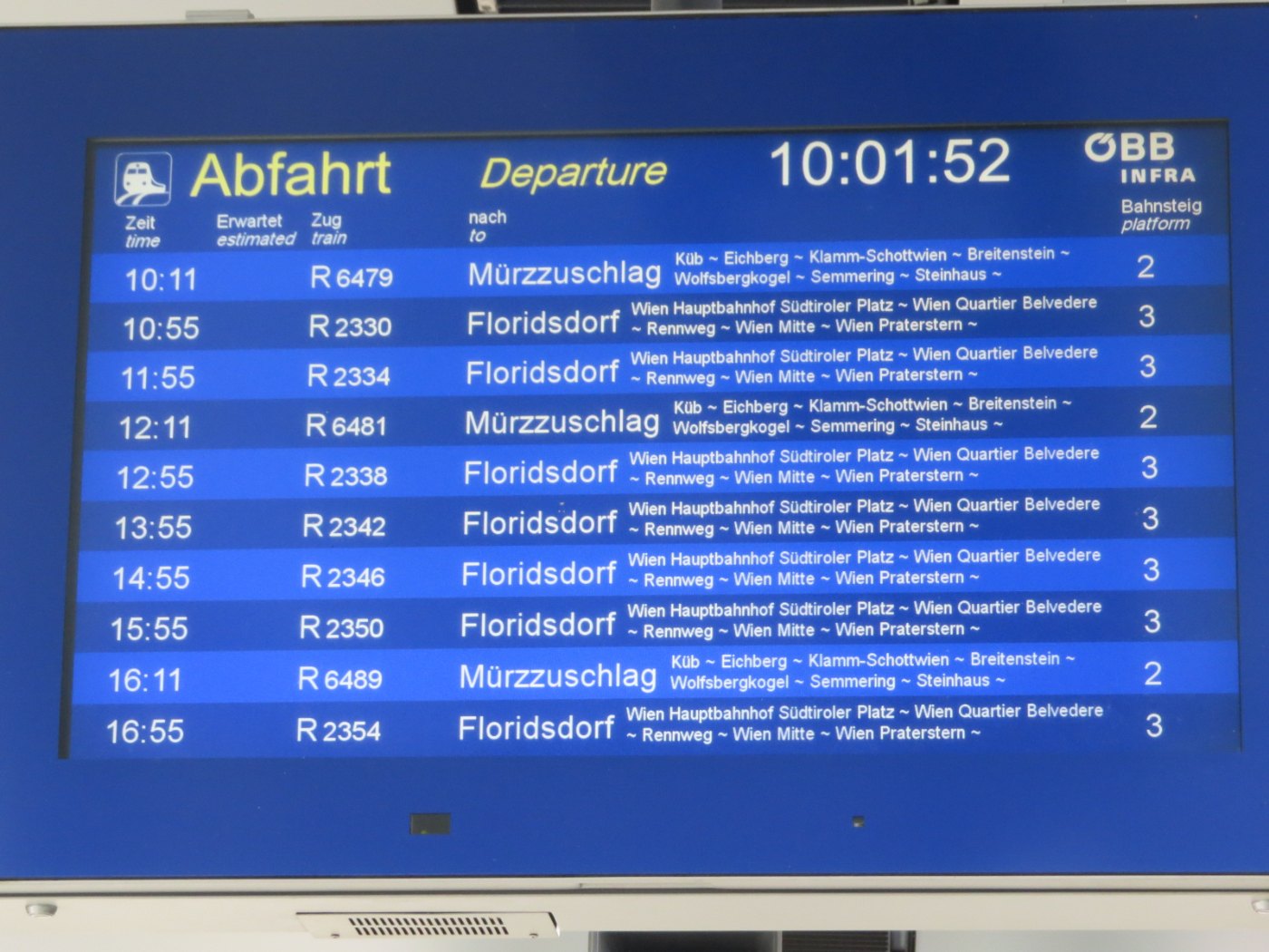 2016 01 03 (2) LCD display at Bahnhof Payerbach Reichenau