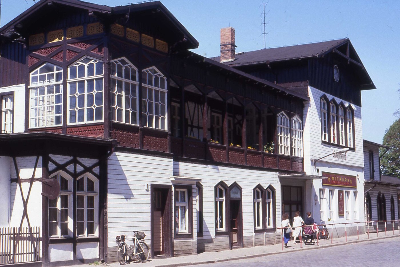 DR Bahnhof Thale, Harz with Mitropa Restaurant, Harz DDR May 1990 ()