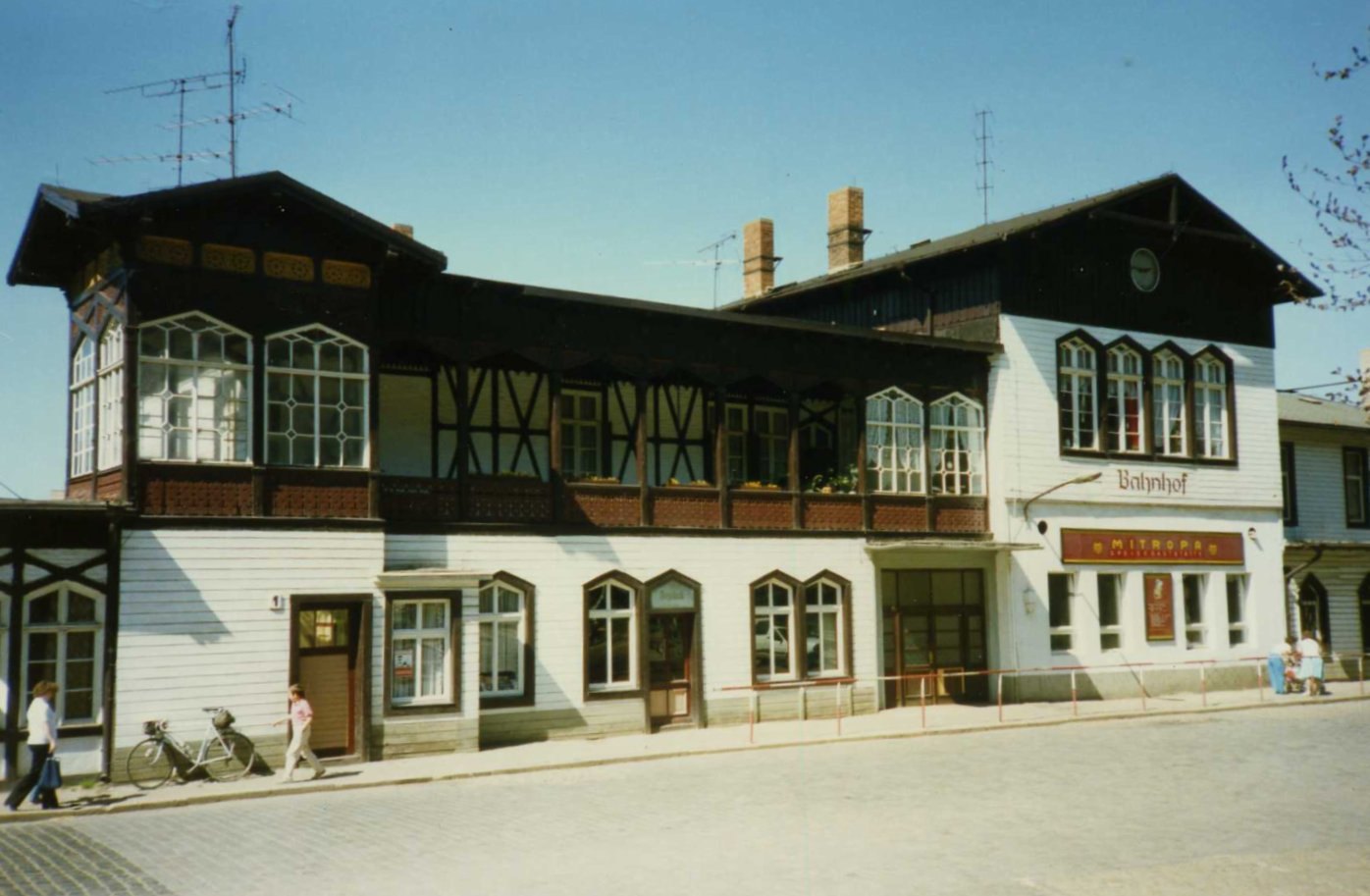 DR Bahnhof, Thale, Harz, DDR with Mitropa Gaststätte. May 1990 ()