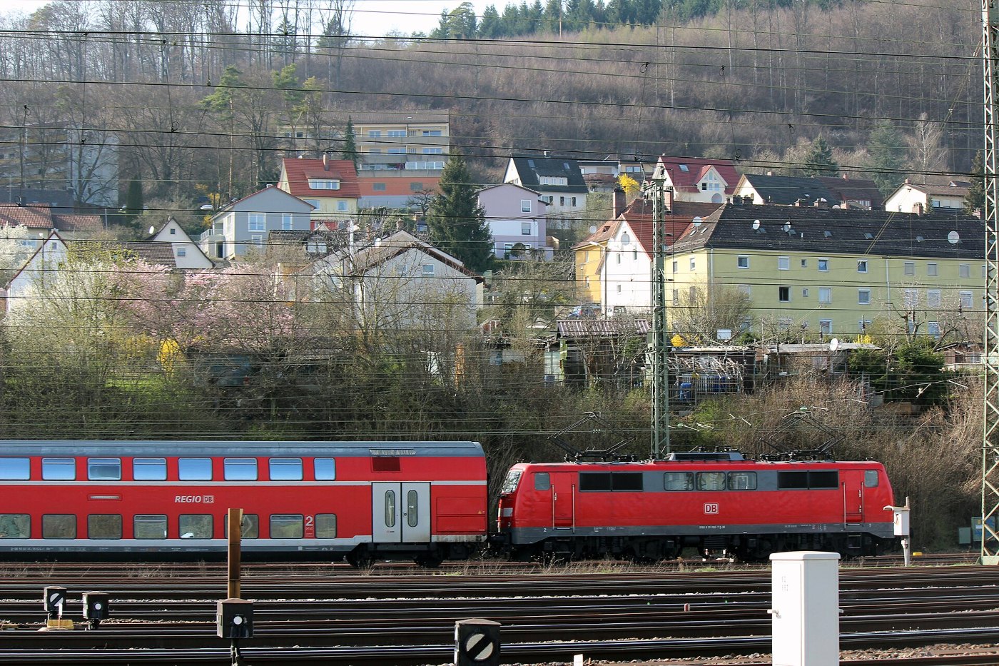 DB BR111 mit Dostos im Bahnhof Treuchtlingen ()