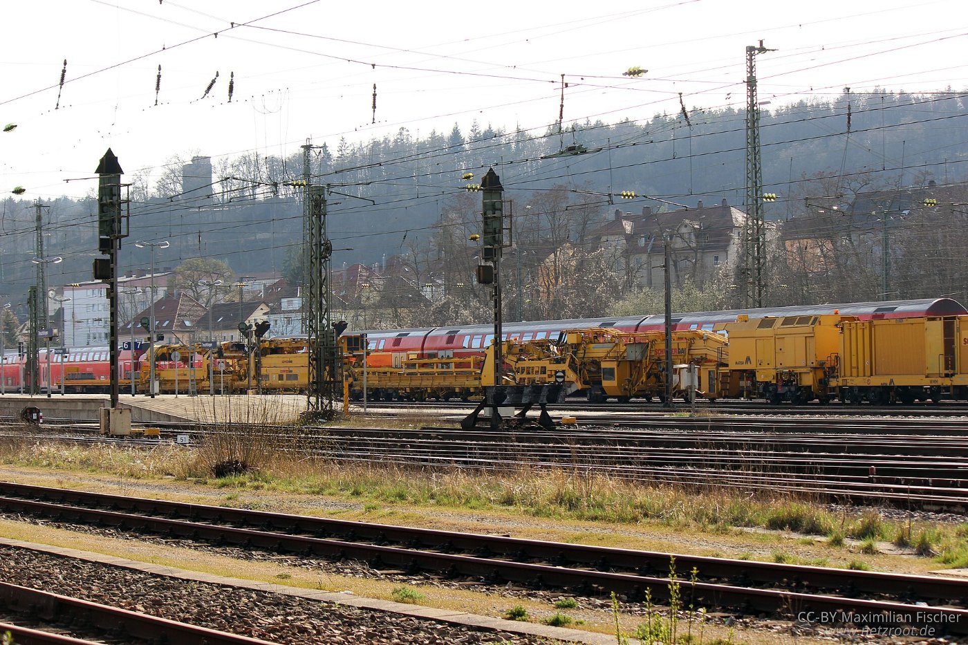 Wartungszug Schienensäuberung Einfahrt Bahnhof Treuchtlingen (Bayern) ()