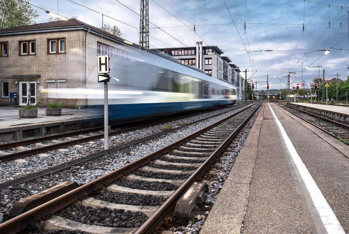 Zug fährt auf Gleis 1 am Bahnhof Tübingen ein