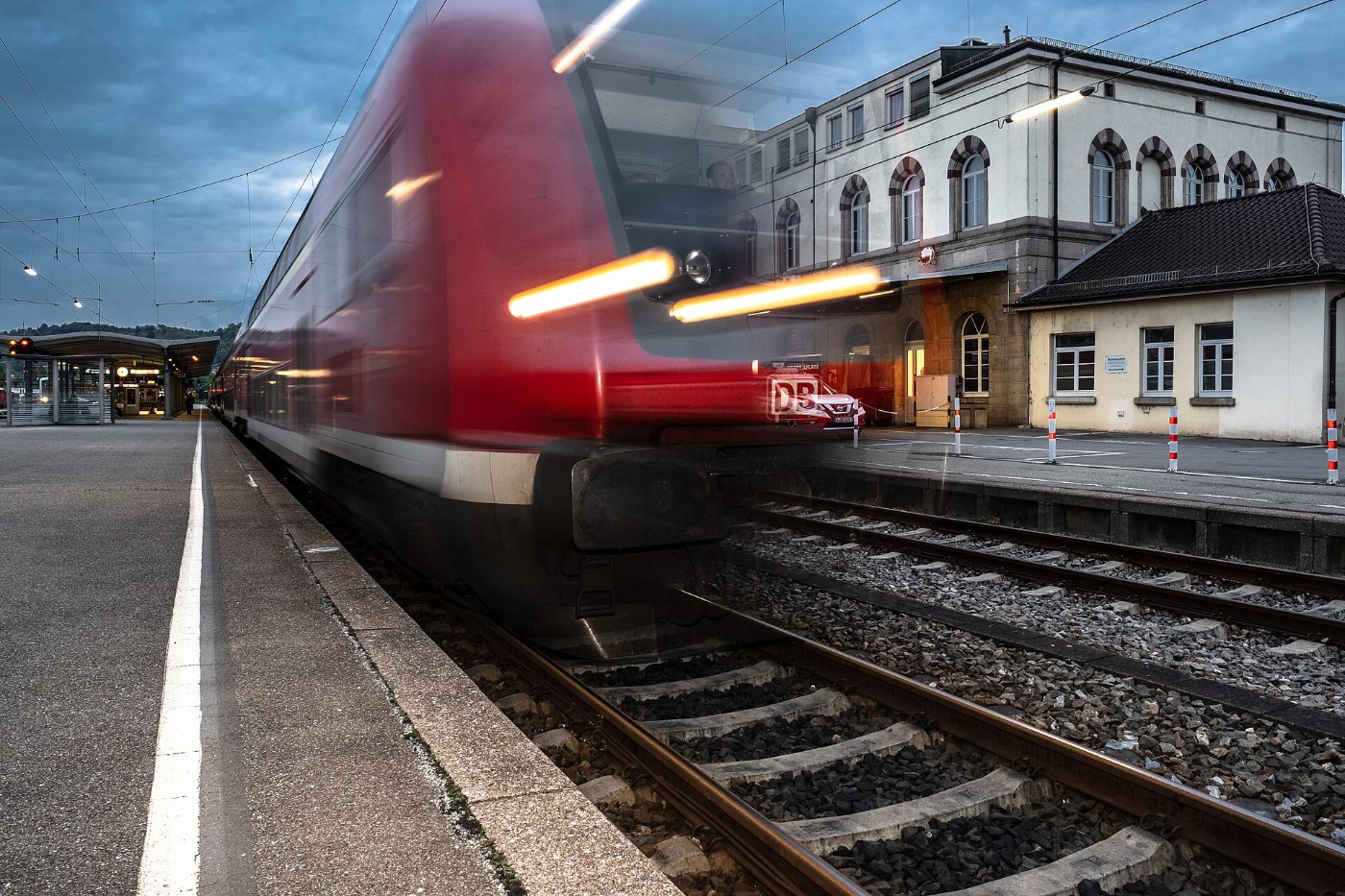 Zug fährt auf Gleis 2 am Bahnhof Tübingen ab