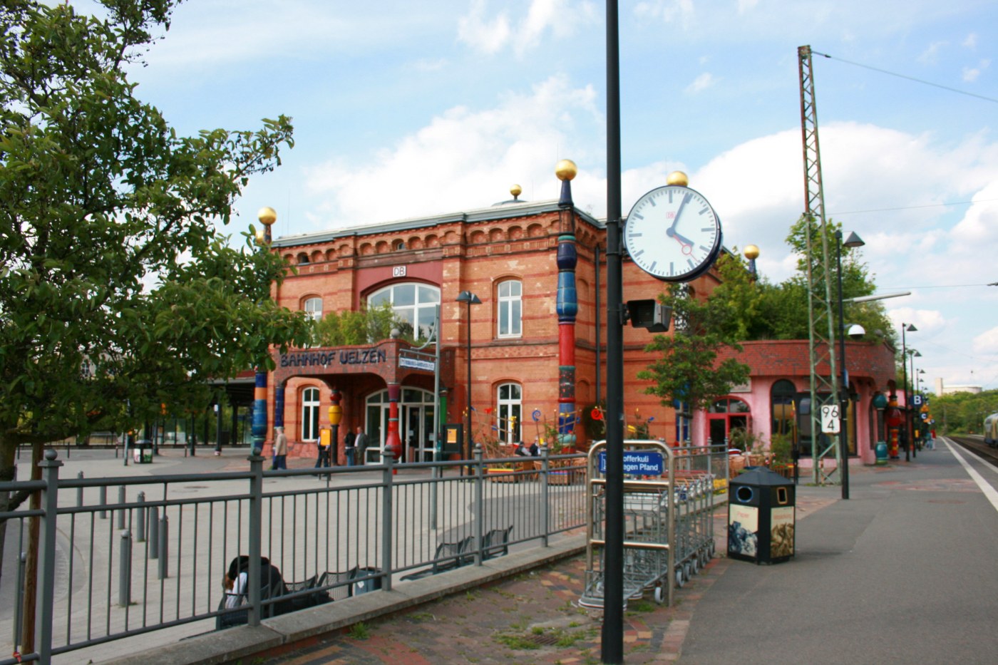 Detail der Hundertwasser-Gestaltung am Bahnhof Uelzen