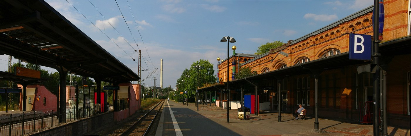 Der farbenfrohe Gleisbereich des Hundertwasser-Bahnhofs Uelzen