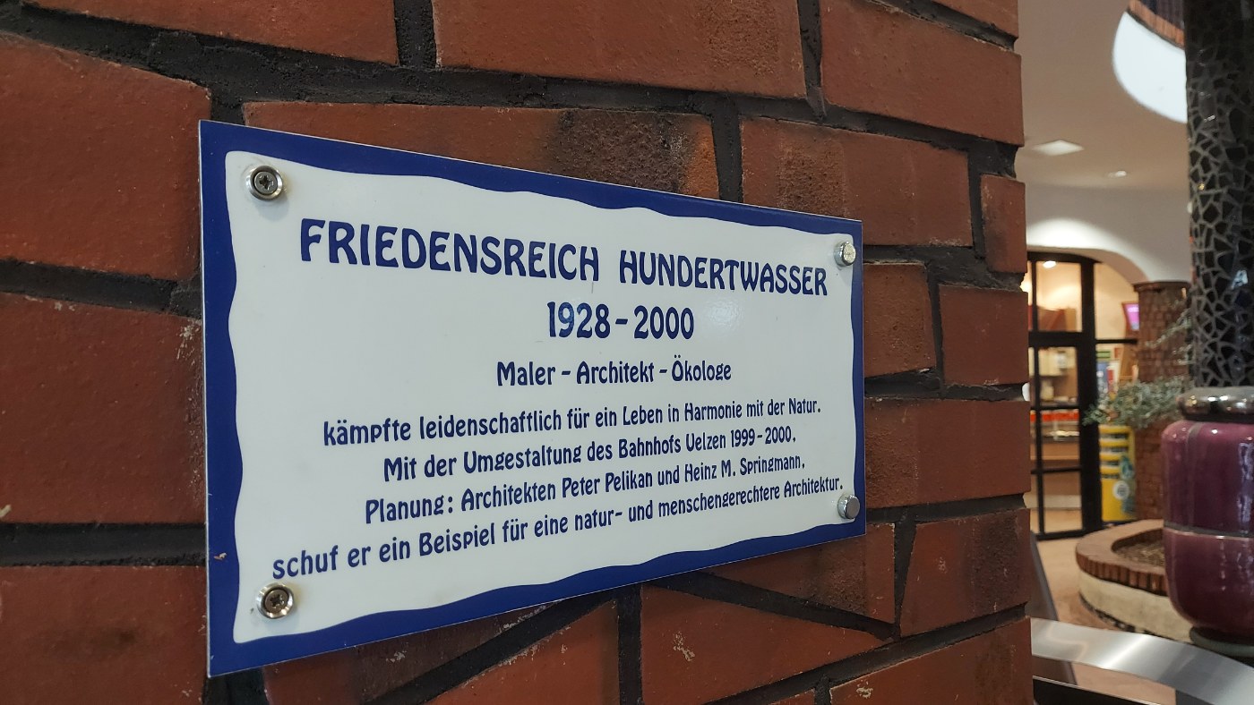 Ansicht des Hundertwasser-Bahnhofs Uelzen