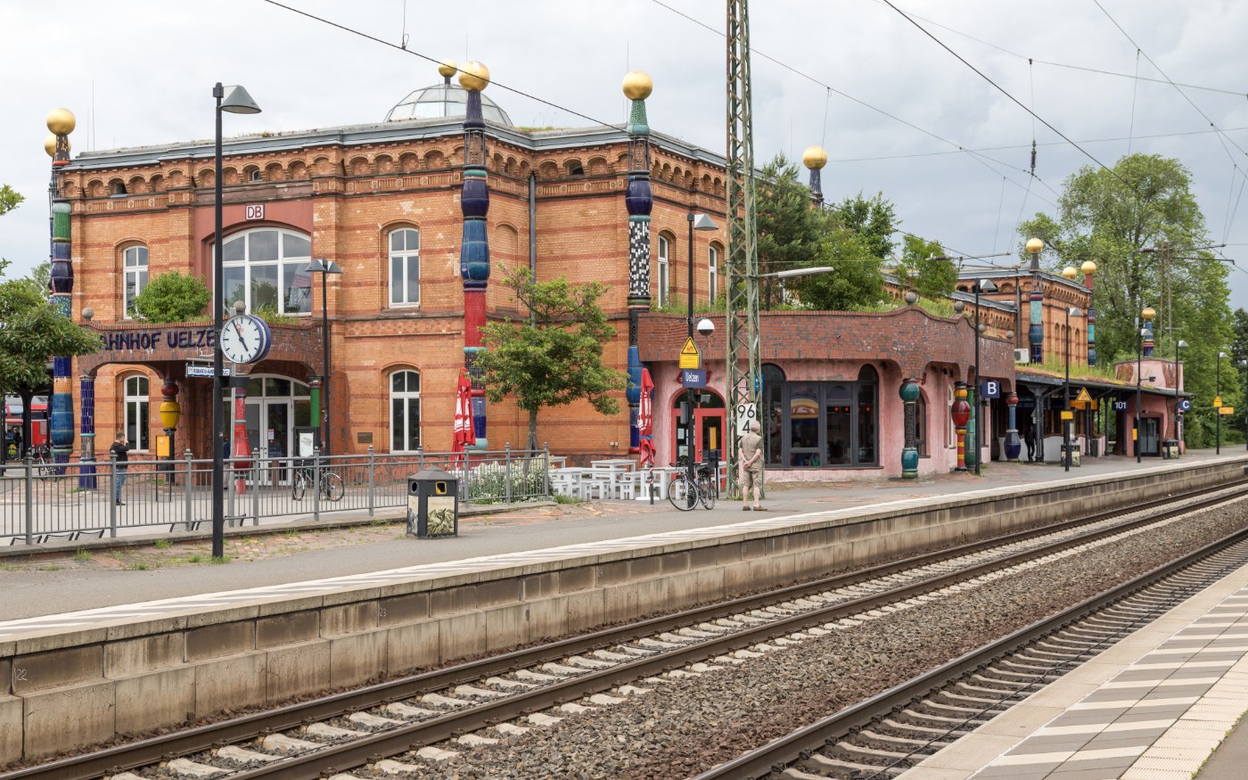 Die bunte Fassade des von Hundertwasser gestalteten Bahnhofs Uelzen