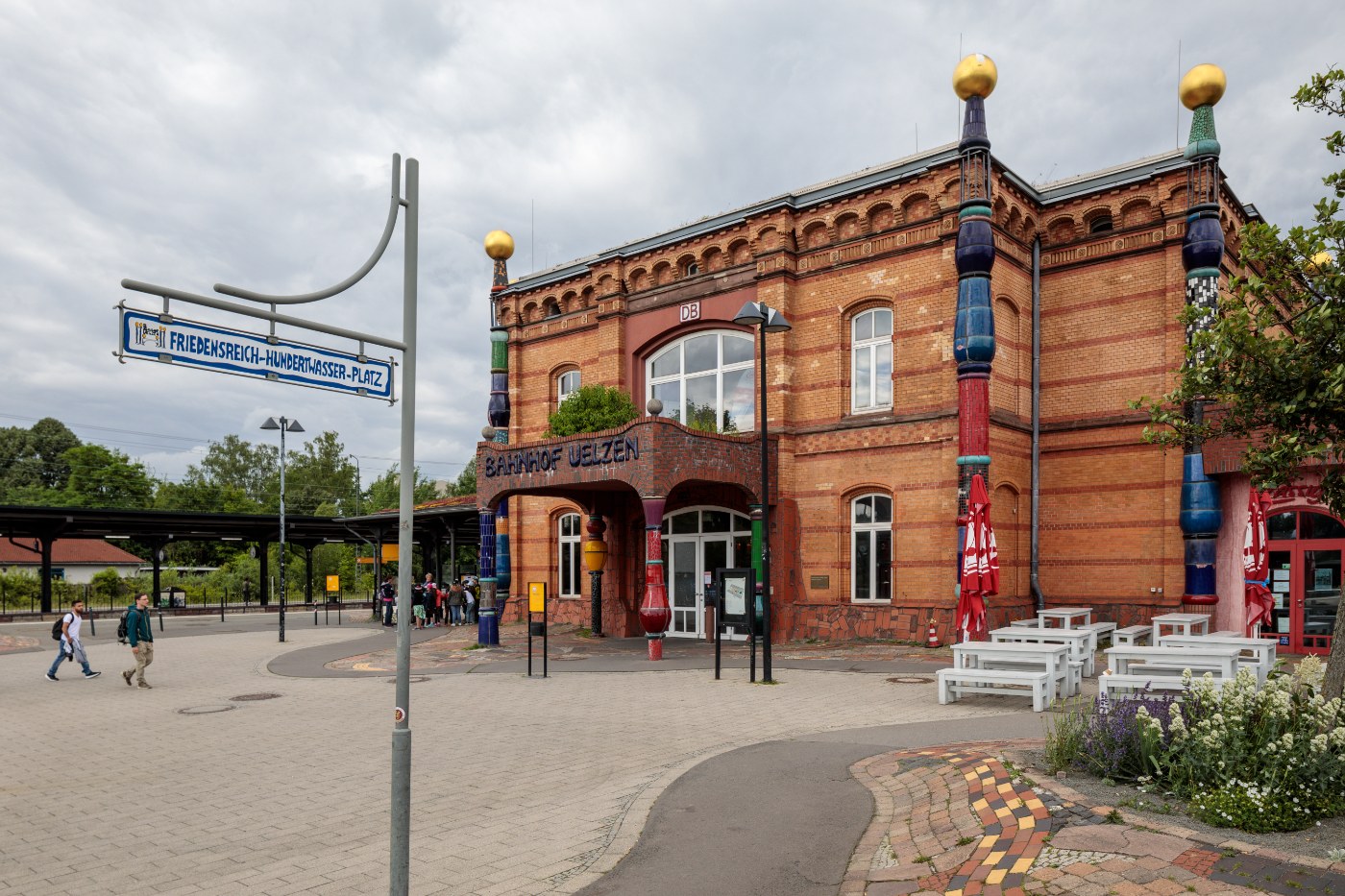 Der Hundertwasser-Bahnhof Uelzen mit dem Hundertwasser-Platz