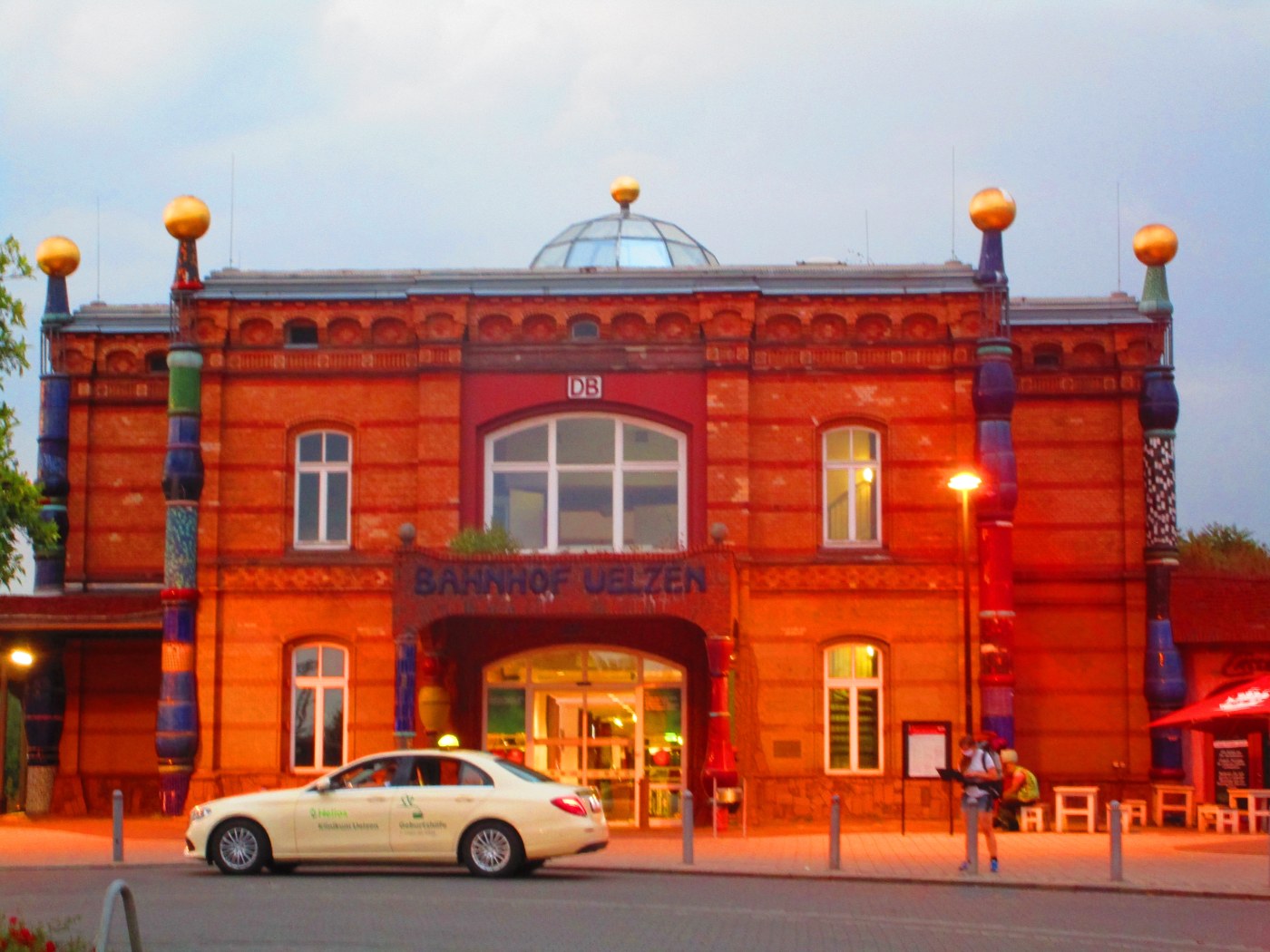 Innenbereich des Hundertwasser-Bahnhofs Uelzen
