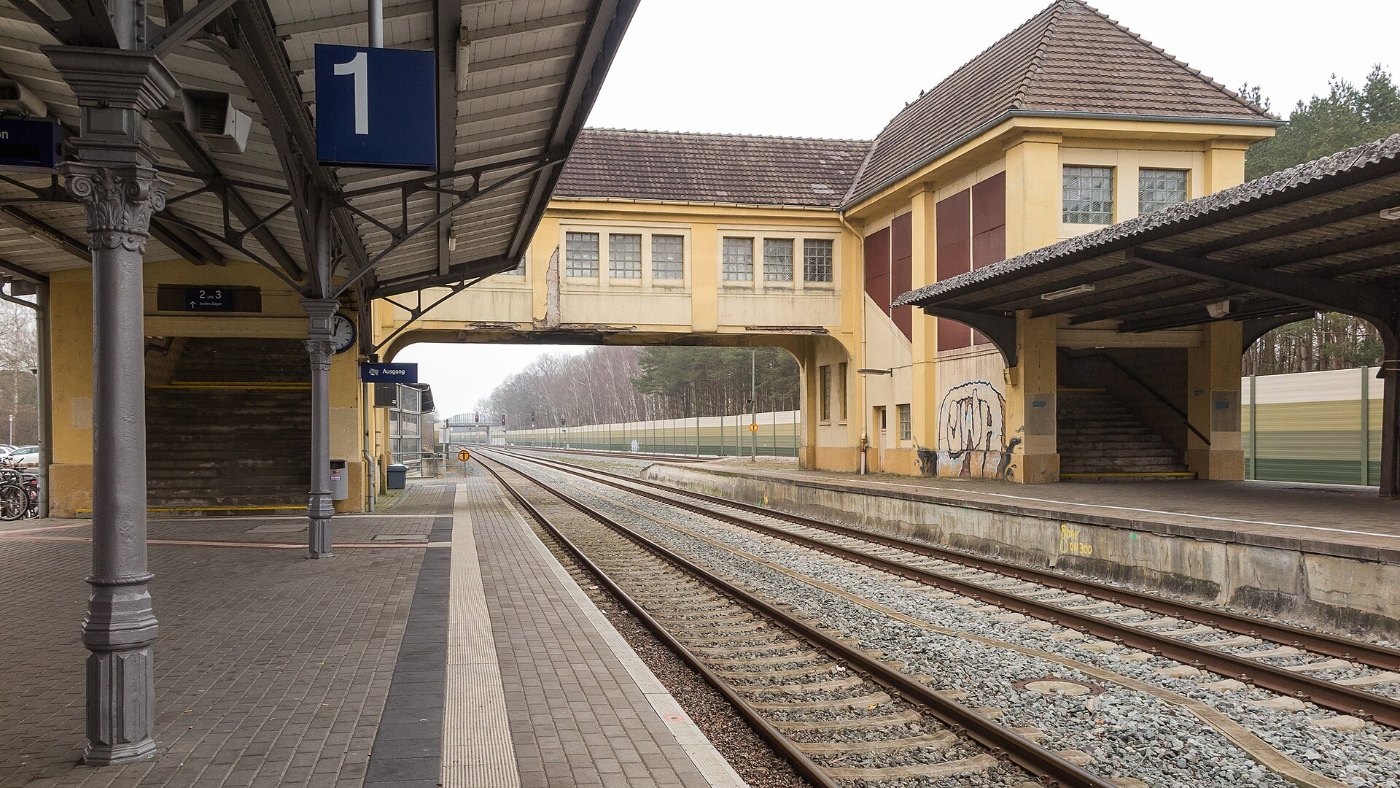 Bahnsteigbrücke des Bahnhofs Varel im März 2016