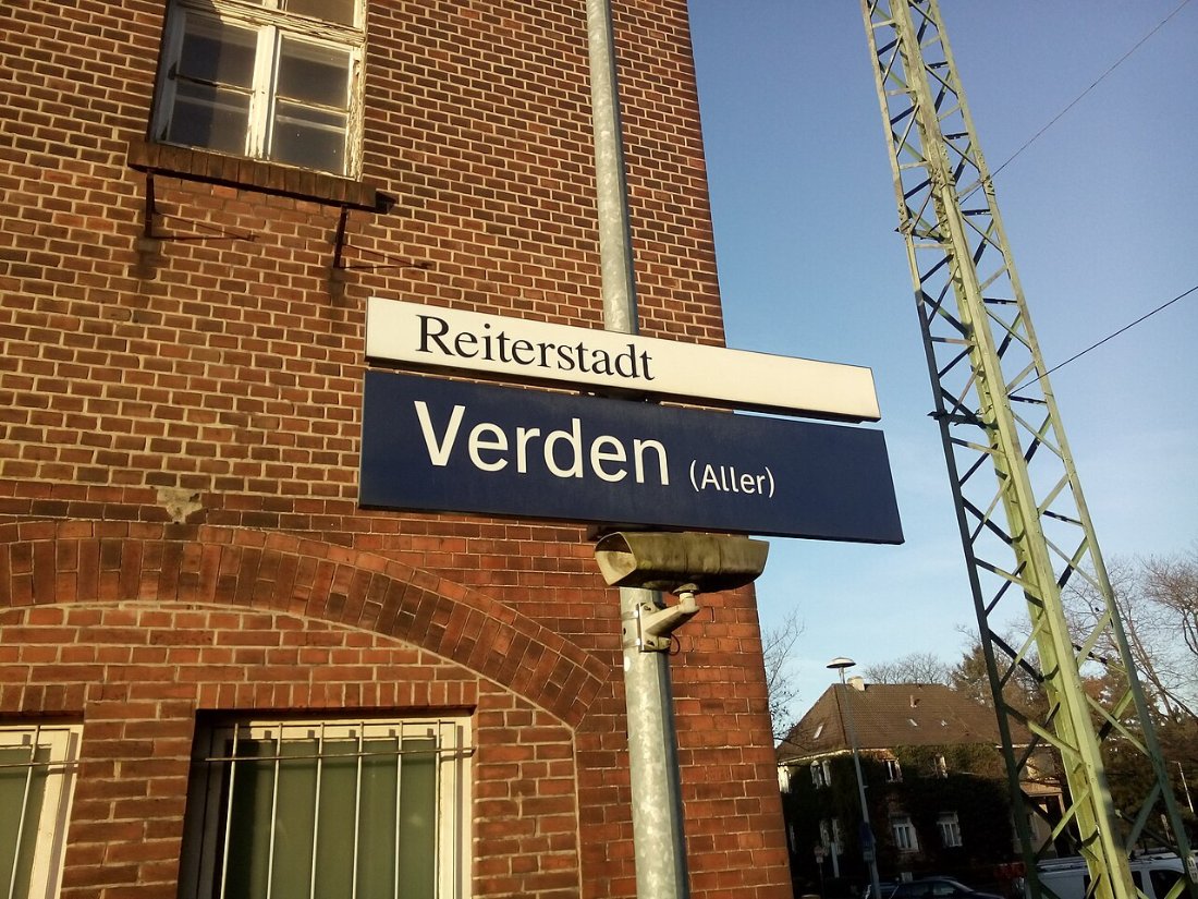 Bahnhofsschild im Bahnhof Verden (Aller)