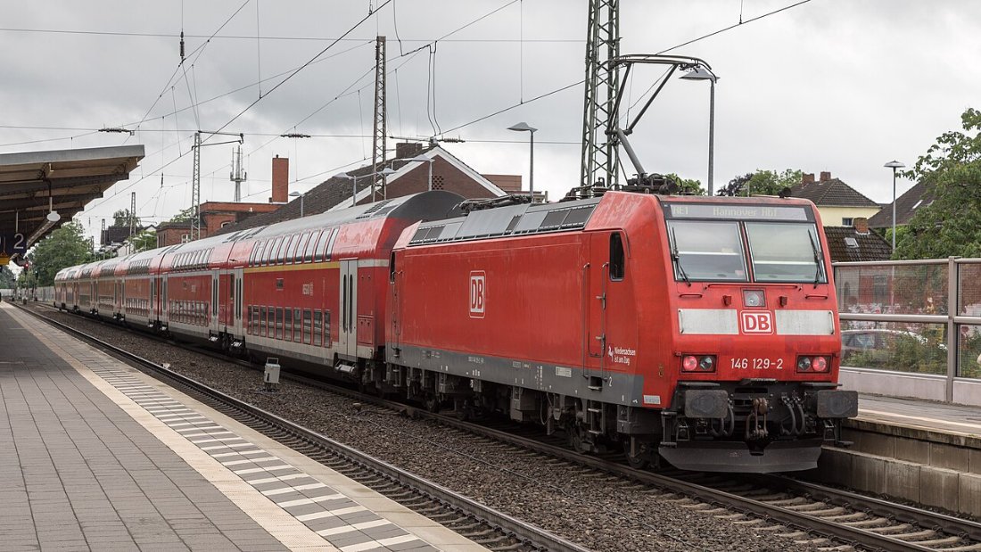 RE 4427 von Norddeich Mole nach Hannover hält in Verden Aller