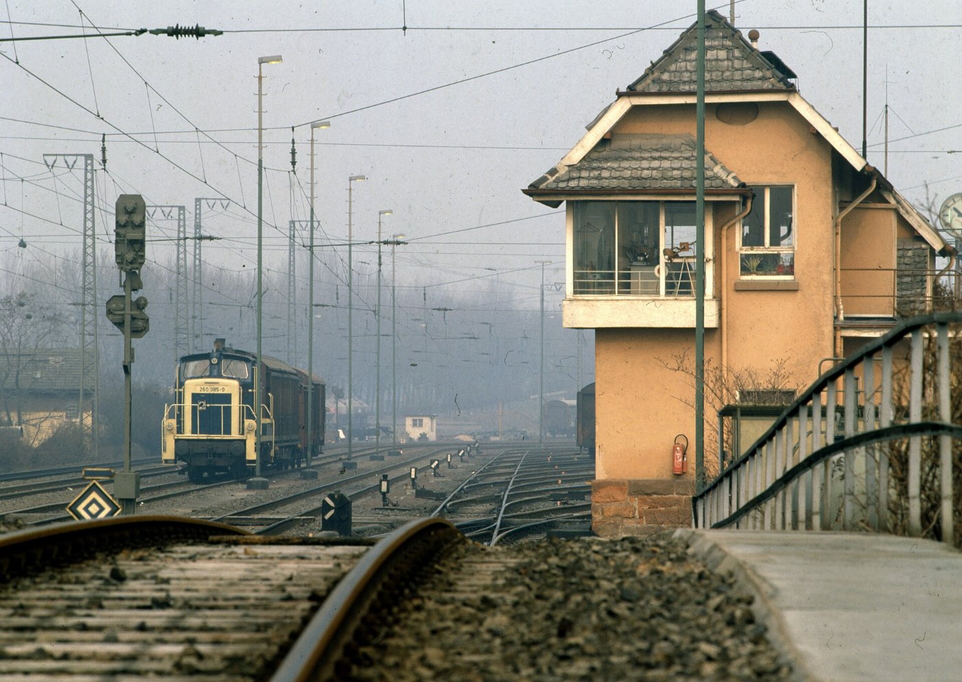 260 385 am Stellwerk Wor und Ablaufberg im Bahnhof Wiesbaden Ost