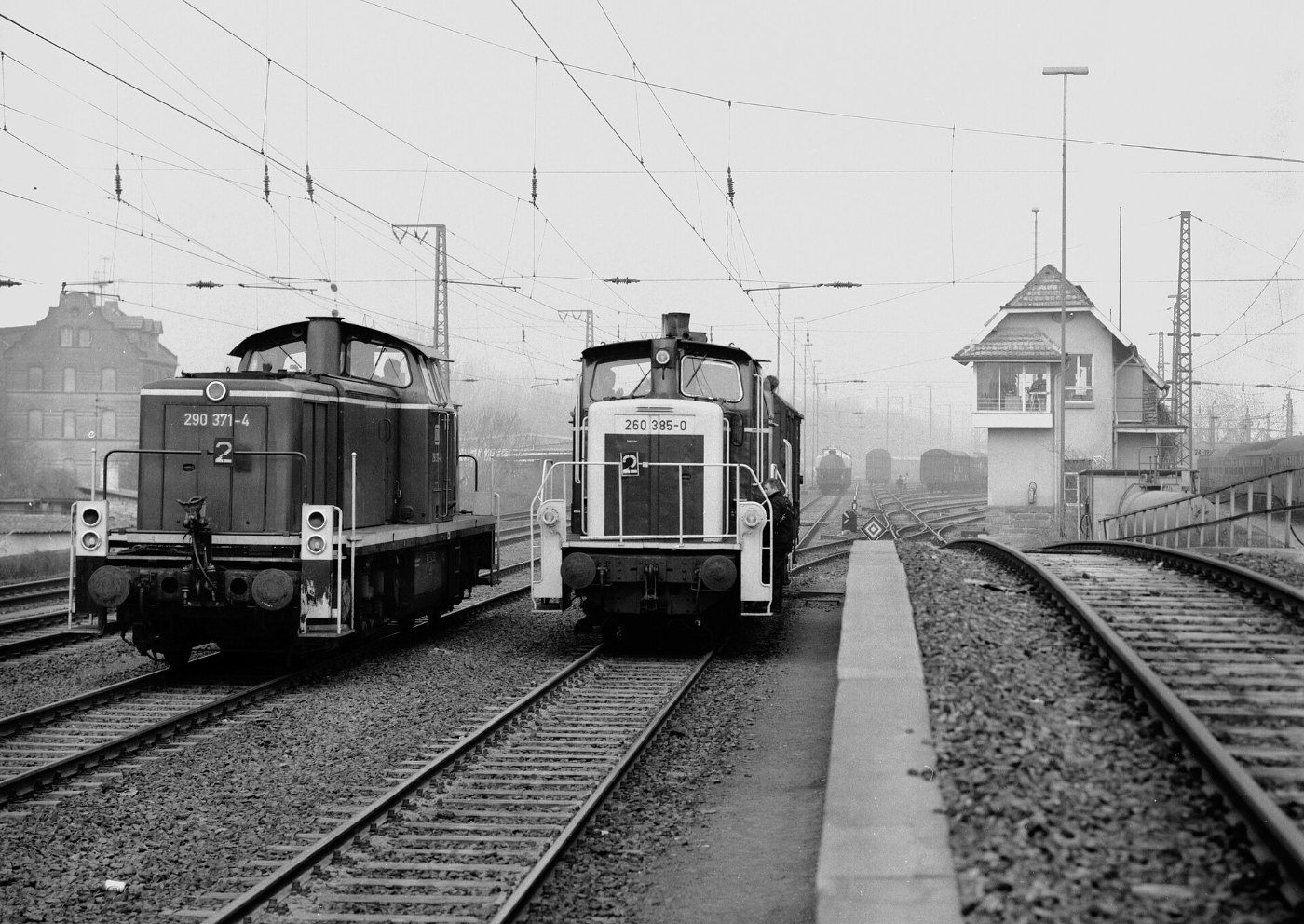 290 371 + 260 385 am Stellwerk Wor und Ablaufberg im Bahnhof Wiesbaden O