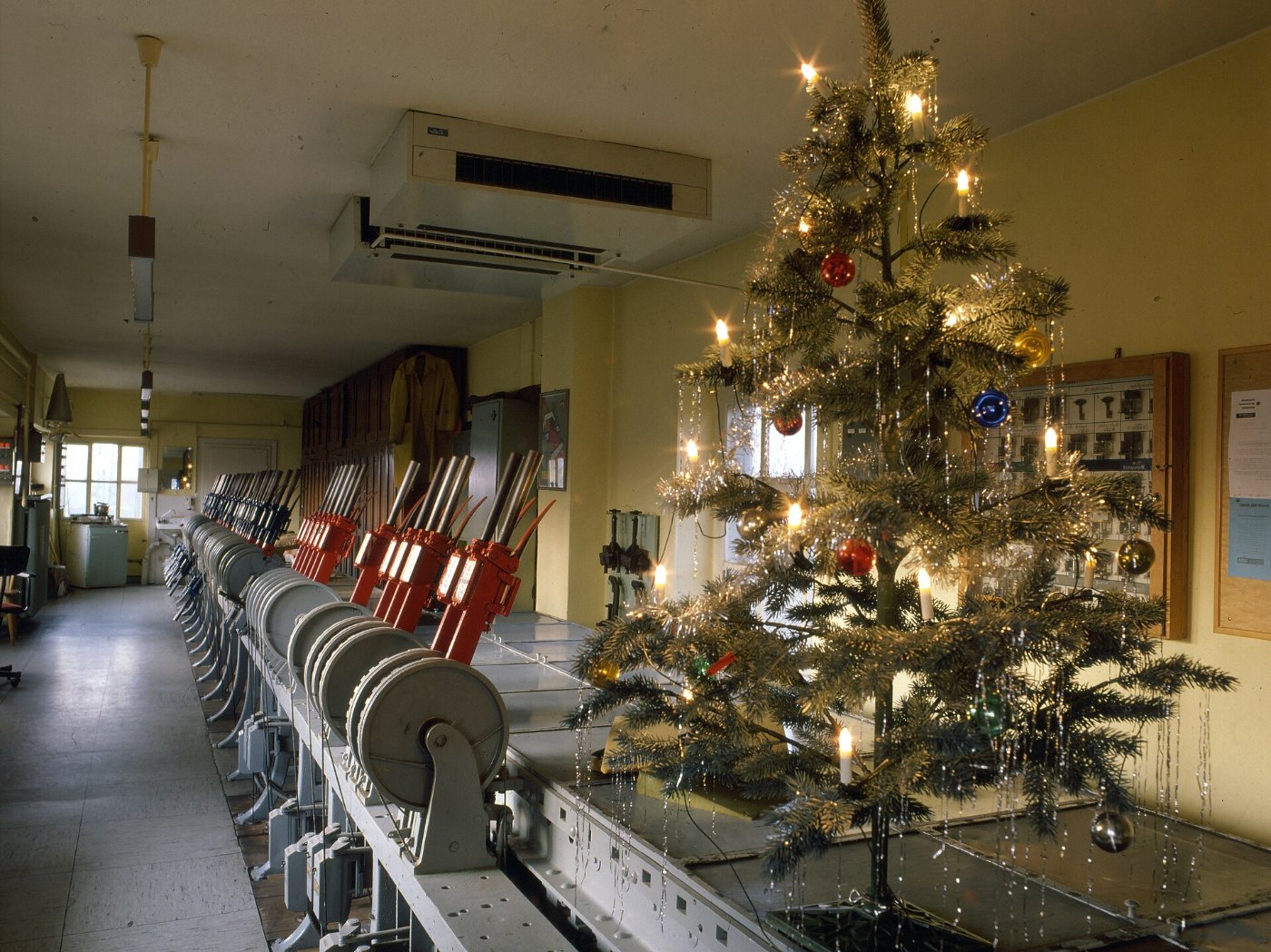 Weihnachten im Stellwerk Wof des Bahnhofs Wiesbaden Ost