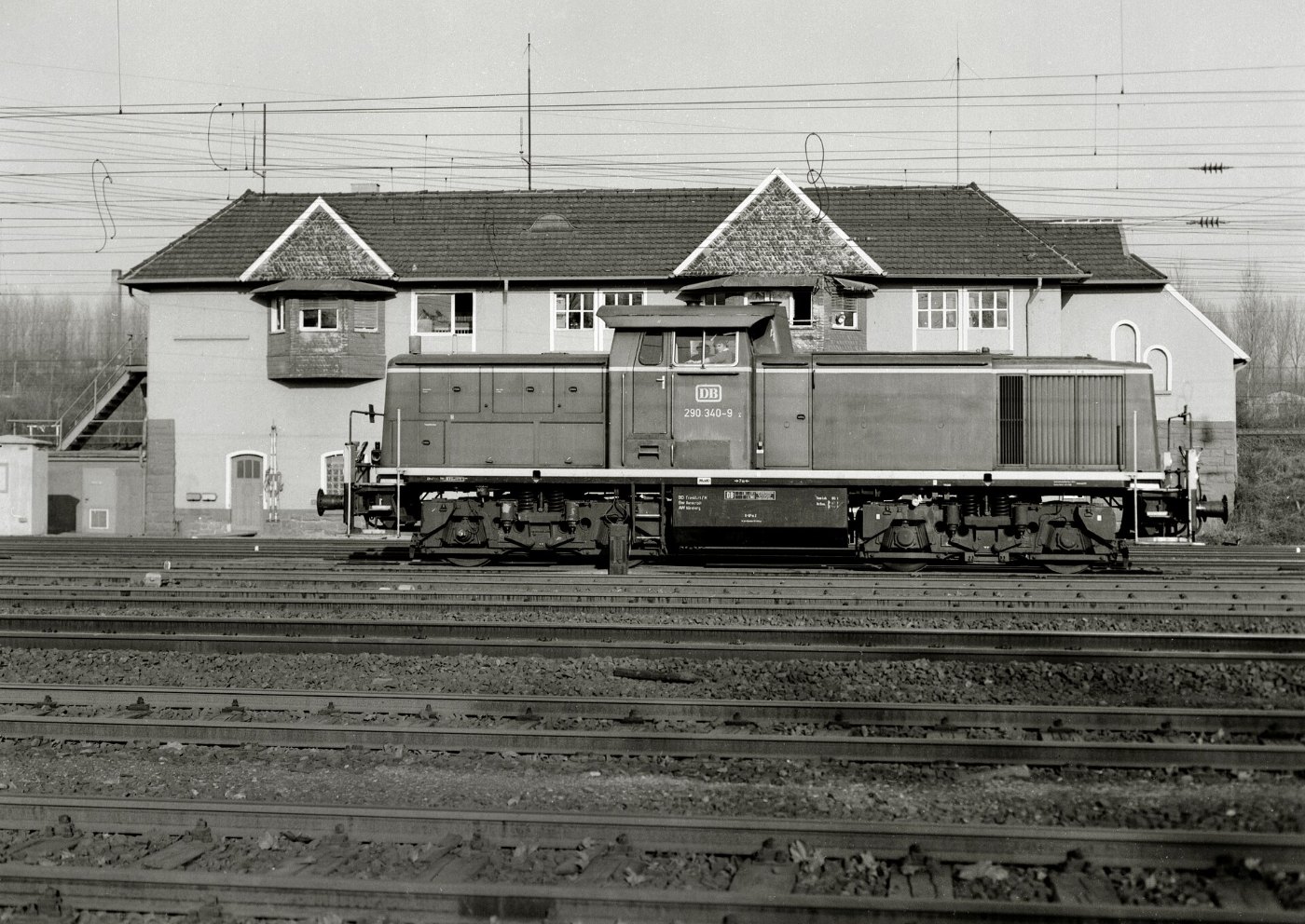 290 340 als Rangierfahrt am Stellwerk Wof im Bahnhof Wiesbaden Ost