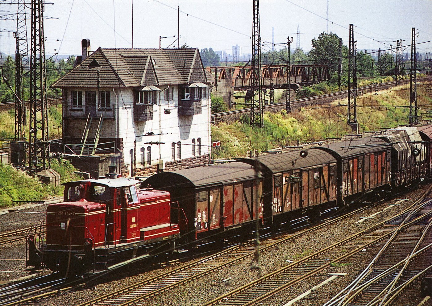 261 145 mit Übergabe nach Wiesbaden Hbf am Stellwerk Wof im Bahnhof Wies