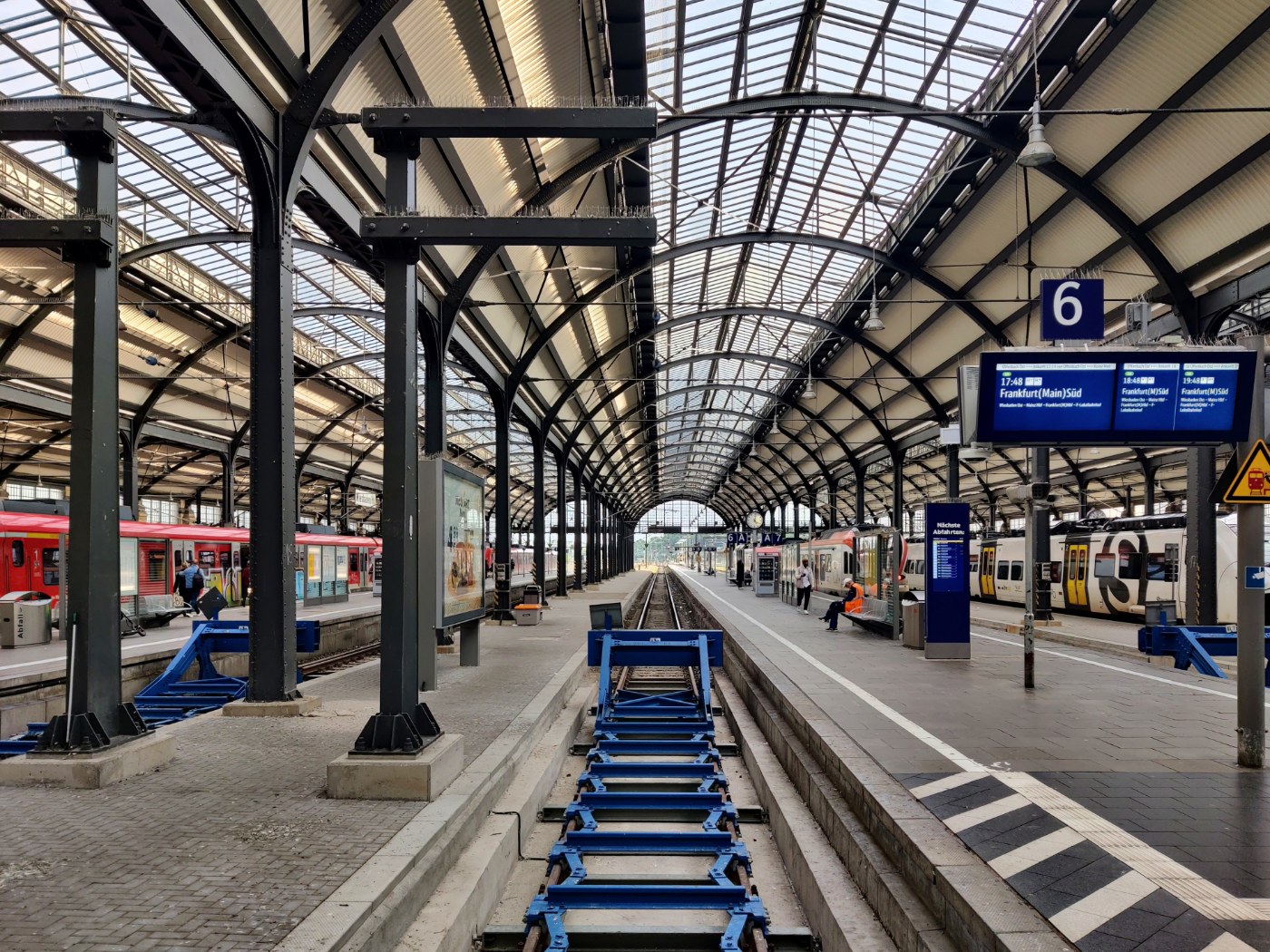 Bahnsteig im Wiesbadener Hauptbahnhof