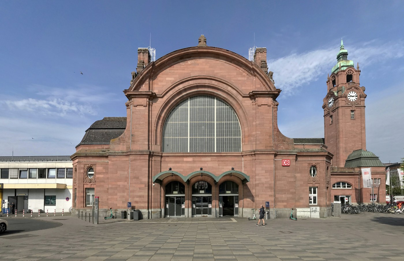 Eingang des Wiesbadener Hauptbahnhofs