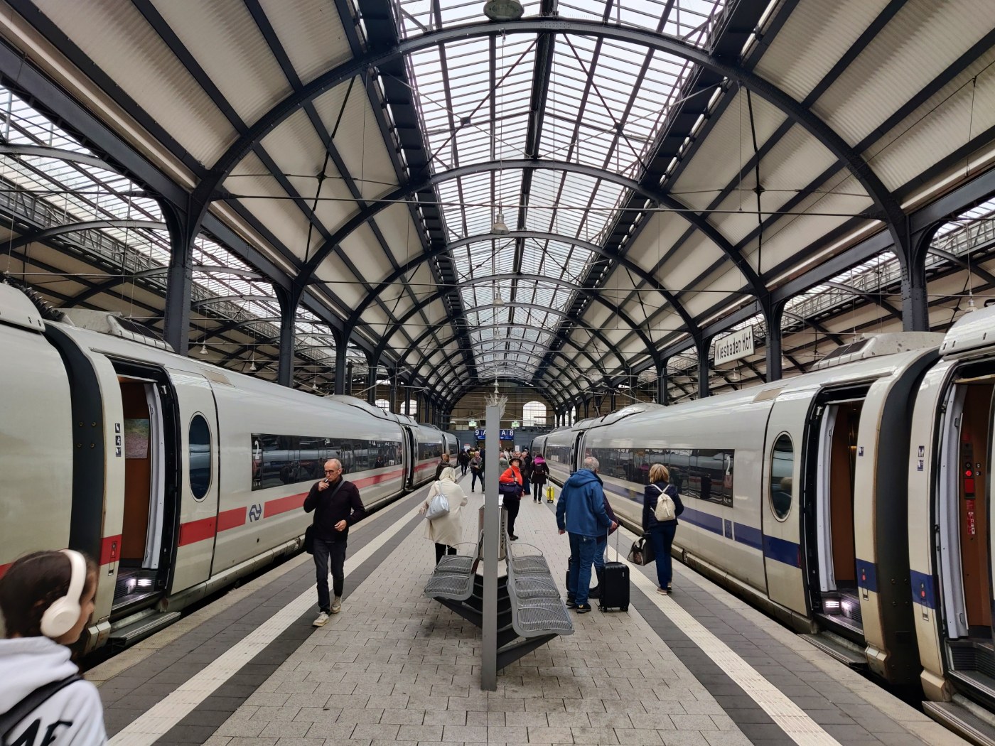 Innenansicht des Wiesbadener Hauptbahnhofs