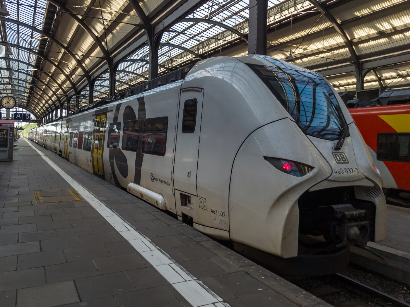 Regionalzug Mireo im Bahnhof Wiesbaden
