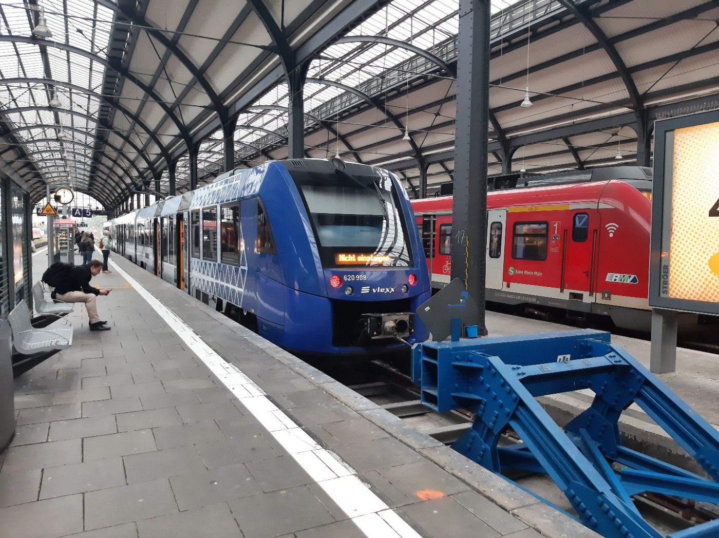 Regionalzug im Hauptbahnhof Wiesbaden