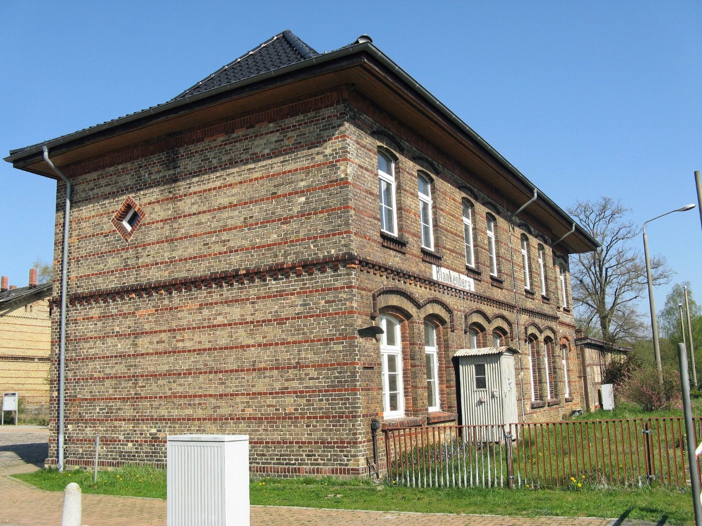 Blankenberg Bahnhof Empfangsgebaeude Karow Wismar 2009 04 16 060
