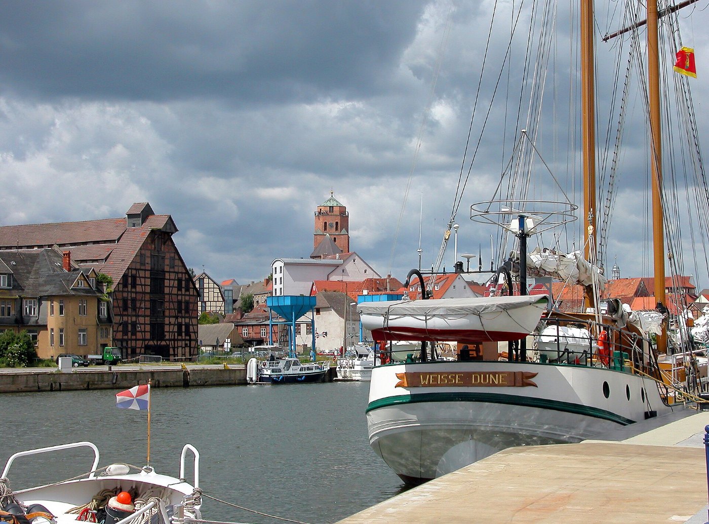 DR Wolgast Blick vom Hafen zur Petrikirche