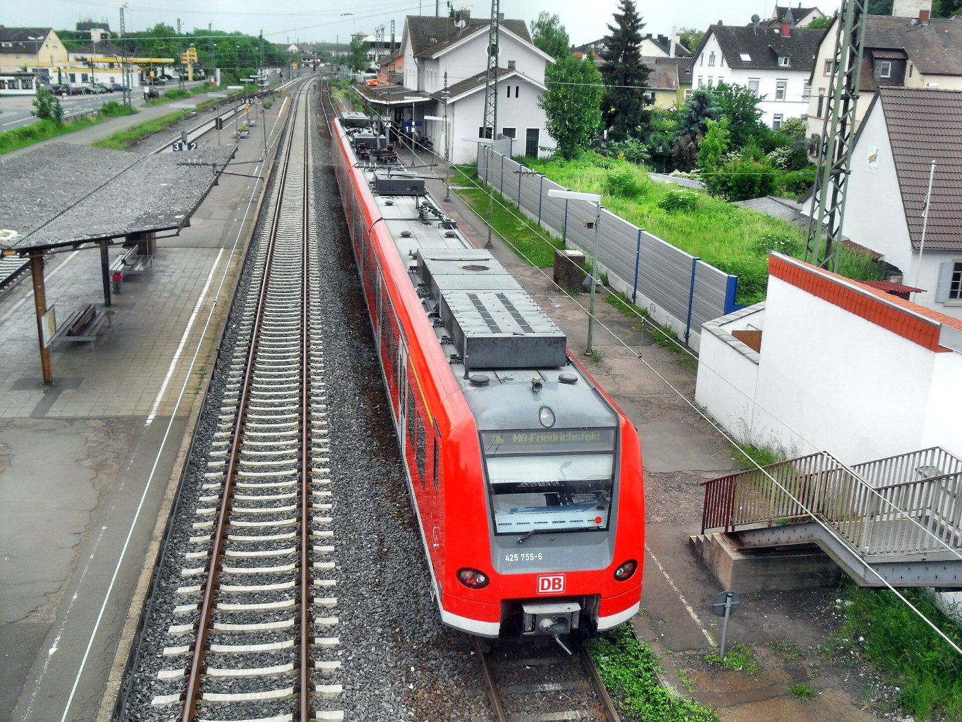 Oppenheimer Bahnhof auf Fußgängerüberführung Richtung Worms (RB 425 755
