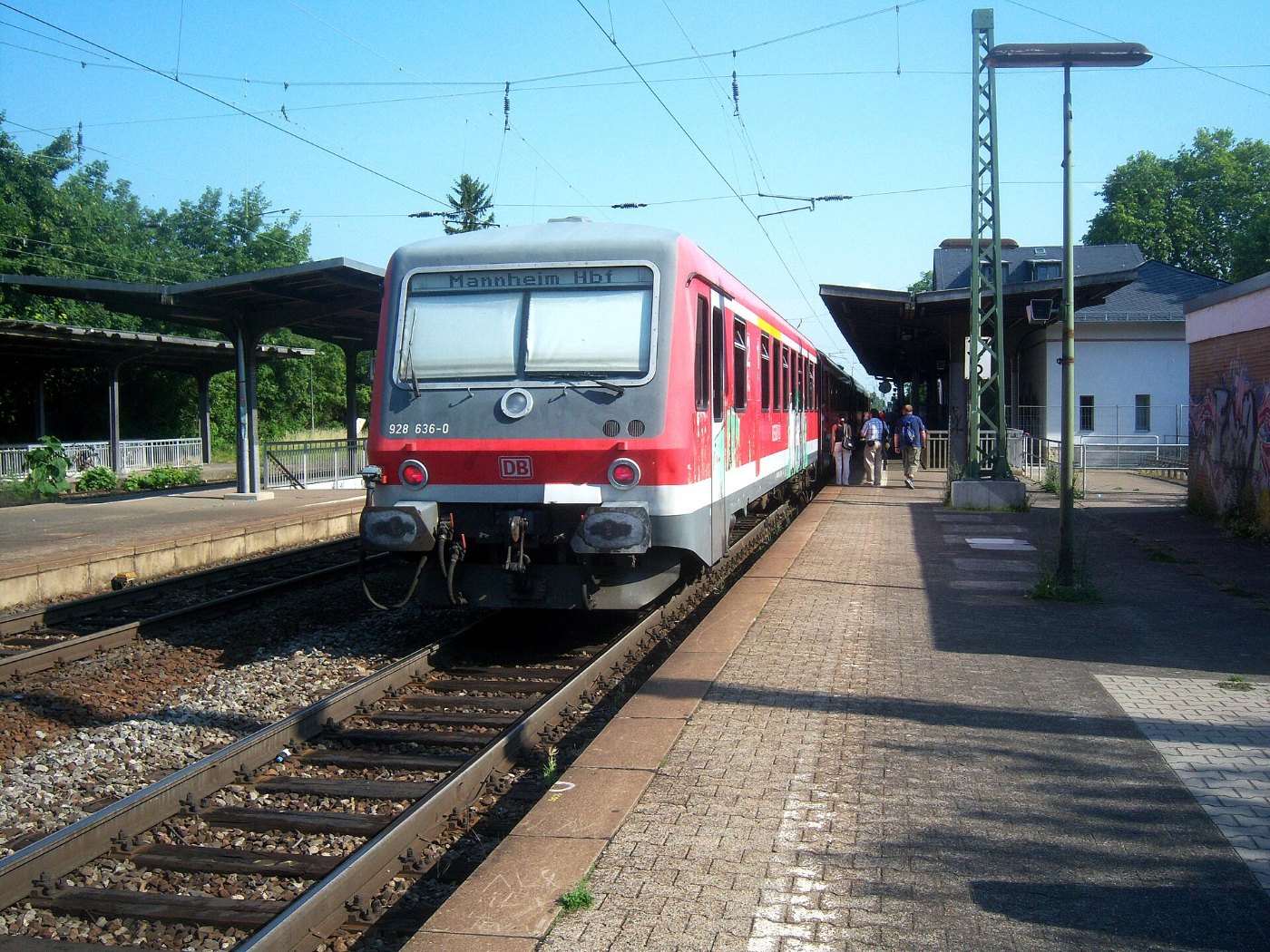 Osthofener Bahnhof auf Bahnsteig zu Gleis 1 Richtung Worms (RB 928 636 0