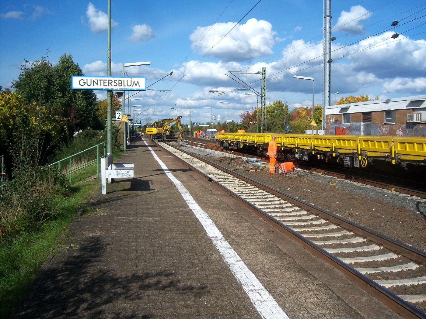 Guntersblumer Bahnhof auf Bahnsteig Richtung Worms Richtung Mainz (Umbau