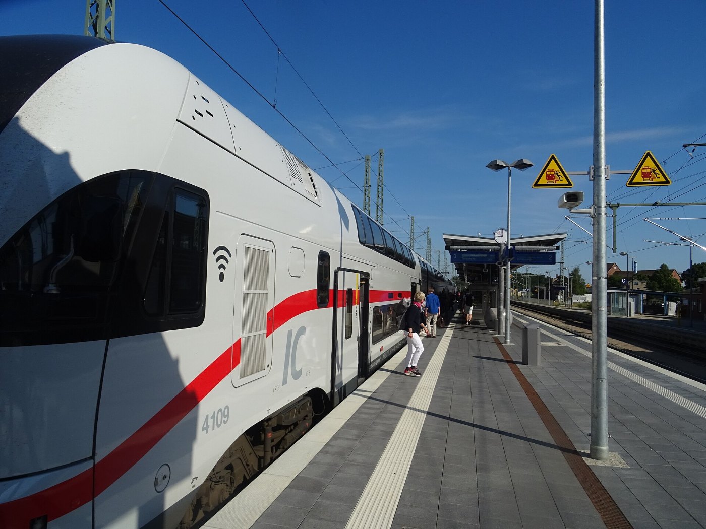 Bf Waren Inselbahnsteig mit InterCity