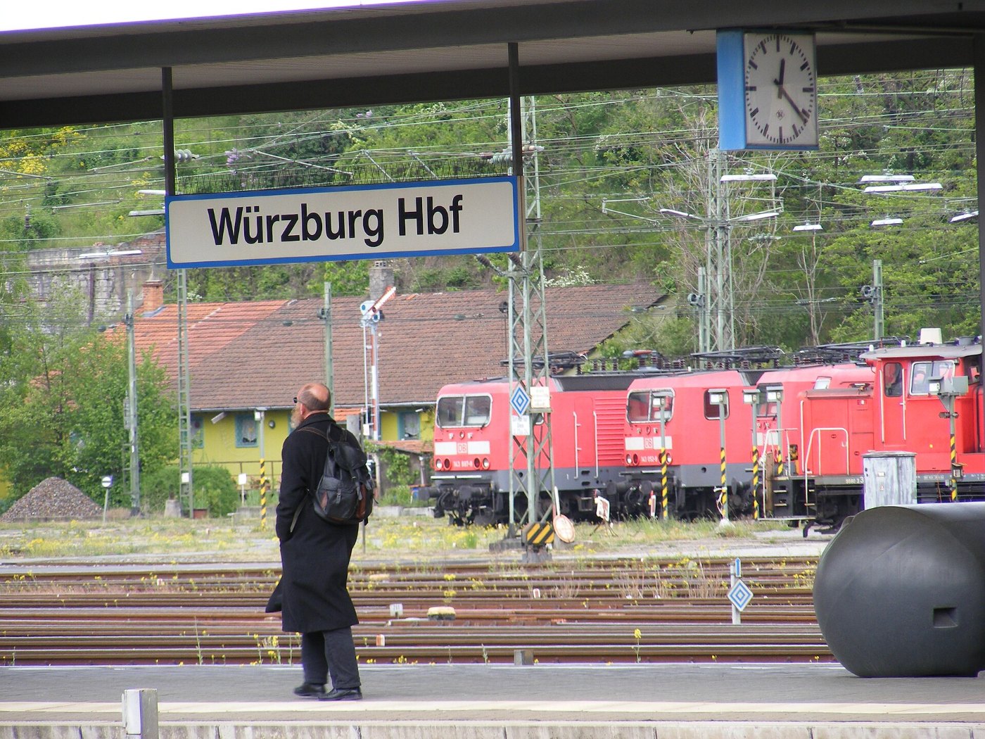 Würzburg Hbf Bahnsteig mit Stationsschild