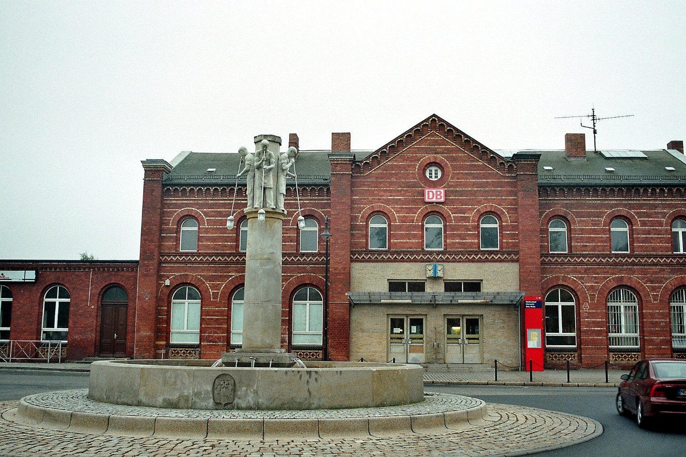 Weißwasser, der Bahnhof, das Glasbläserdenkmal