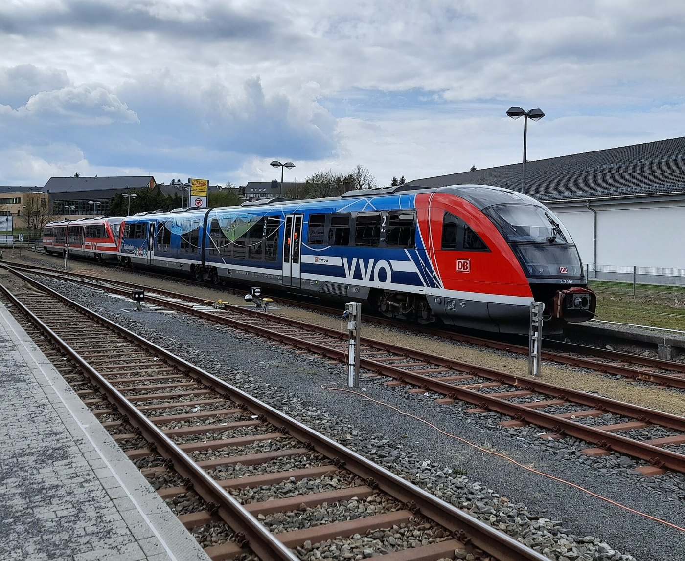 Bahnhof Kurort Altenberg mit Zug der DB Südost nach Heidenau (1)