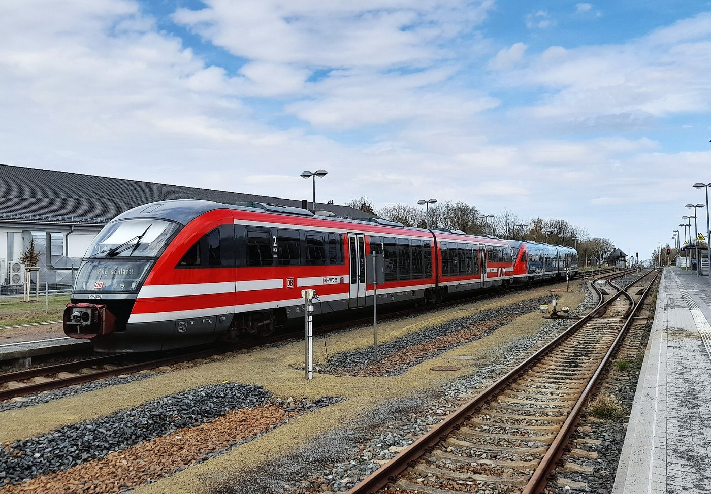 Bahnhof Kurort Altenberg mit Zug der DB Südost nach Heidenau (6)