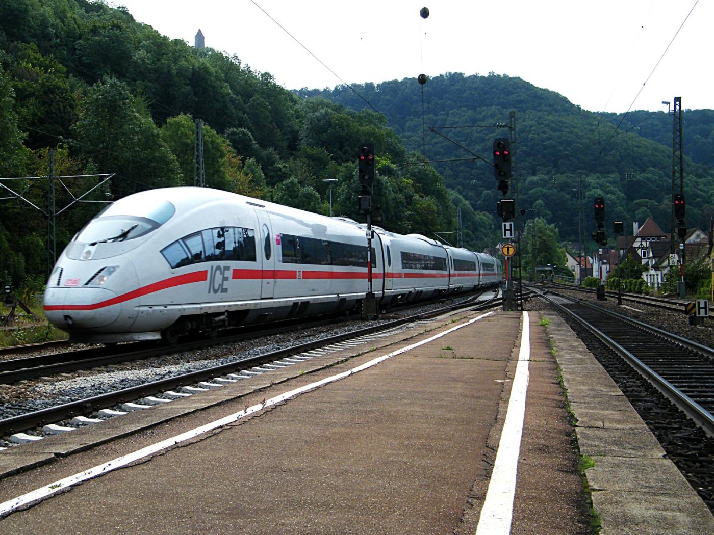 ICE 3 in Geislingen ()