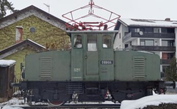 E 69 04 vor dem Bahnhof Murnau (1)
