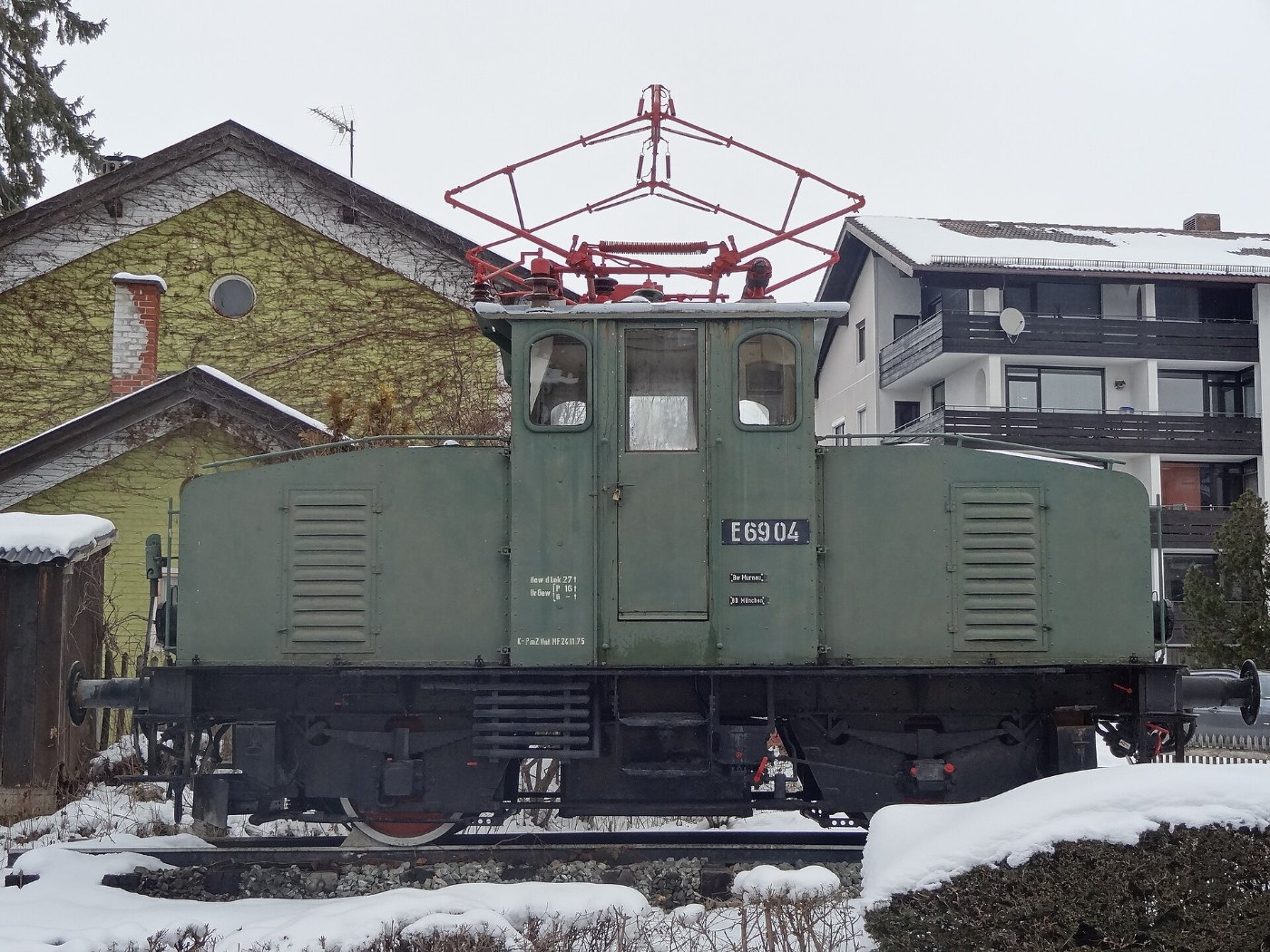E 69 04 vor dem Bahnhof Murnau (1)
