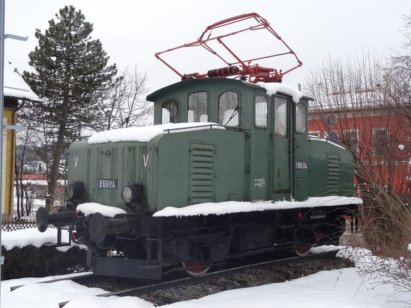 E 69 04 vor dem Bahnhof Murnau (3)