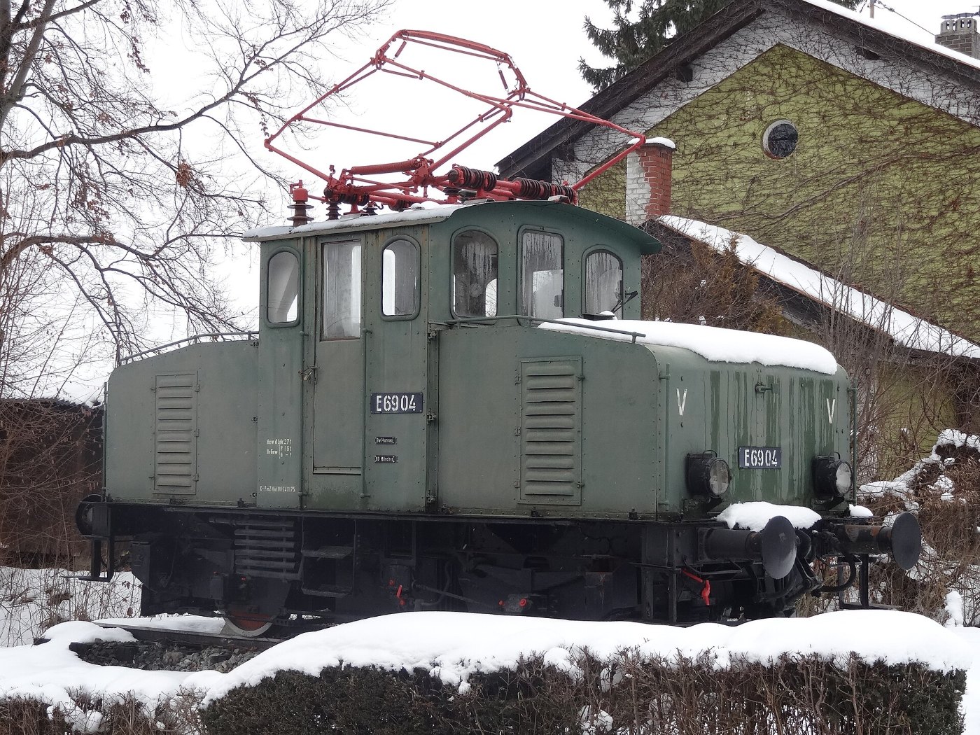 E 69 04 vor dem Bahnhof Murnau (2)