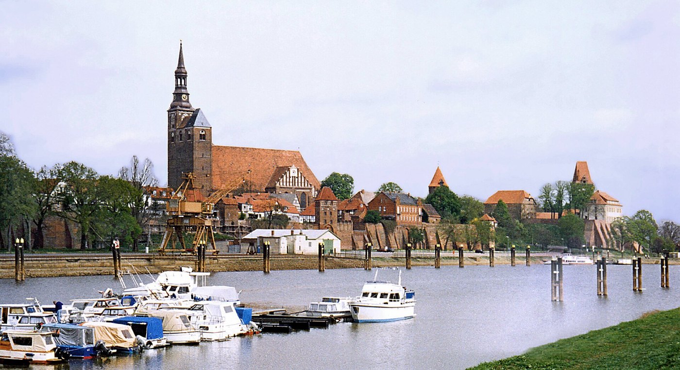 NR Tangermünde Blick vom Hafen zur Stadt