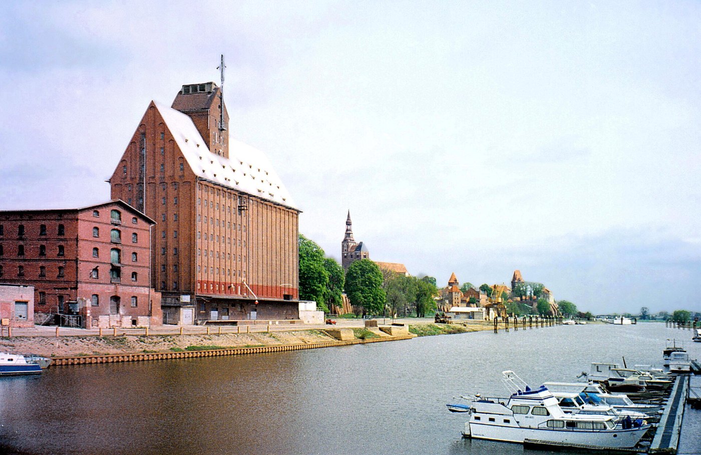 NR Tangermünde Blick über den Hafen zum Speicher