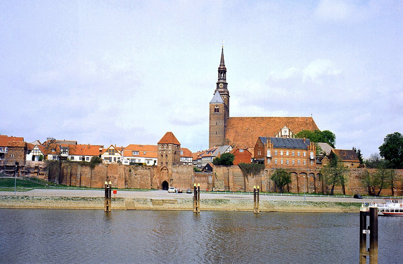 NR Tangermünde Blick über den Hafen zur Stadt